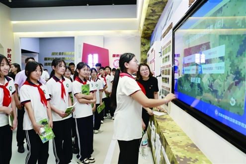 章丘二中的学生走进国防动员宣教馆,并在“互动答题体验区”学习国防动员知识 济南国动办供图